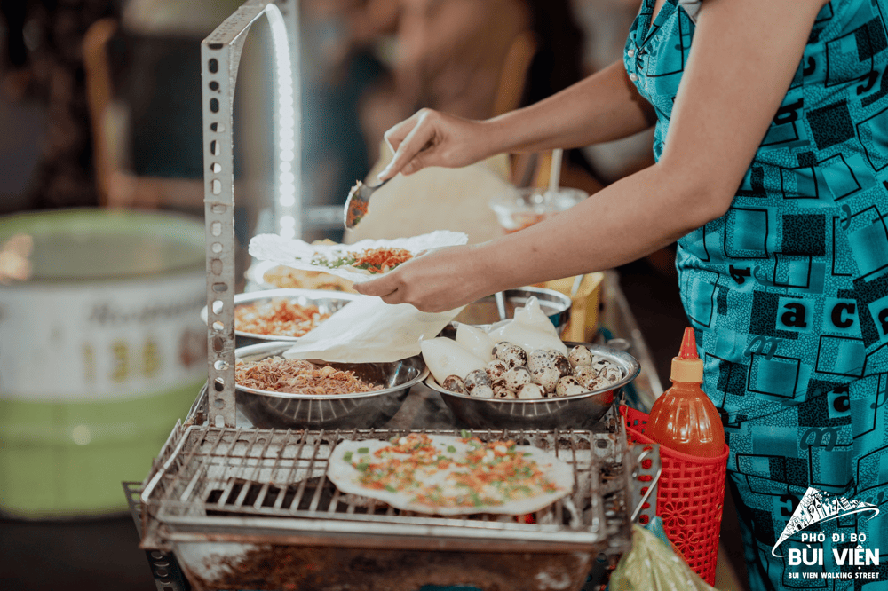 Banh trang nuong is simple, savory and addictively good (Source: Fanpage Phố đi bộ Bùi Viện - Bui Vien Walking Street)